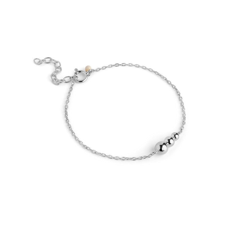 Trinity armbånd i sølv fra Enamel Copenhagen med tre kugler og justerbar længde 15–18 cm.